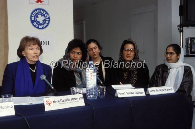 danielle mitterrand.JPG - Les associations "France Libertés" avec Danielle Mitterrand et "Médecins du Monde" en soutien aux combats des femmes afghanes.